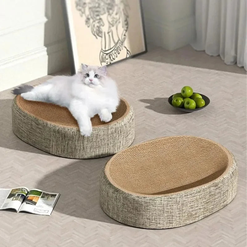 Chat blanc couché dans le griffoir-corbeille ovale aspect lin, une seconde corbeille à côté (photo du fabricant)
