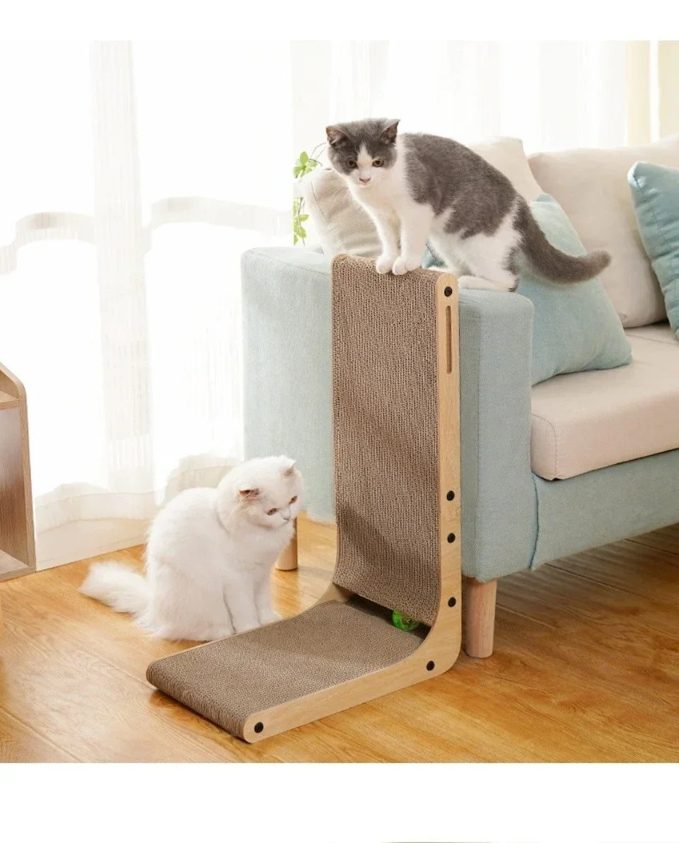 Griffoir en L posé contre l'accoudoir, un chat dessus et un chat au pied (photo du fabricant)